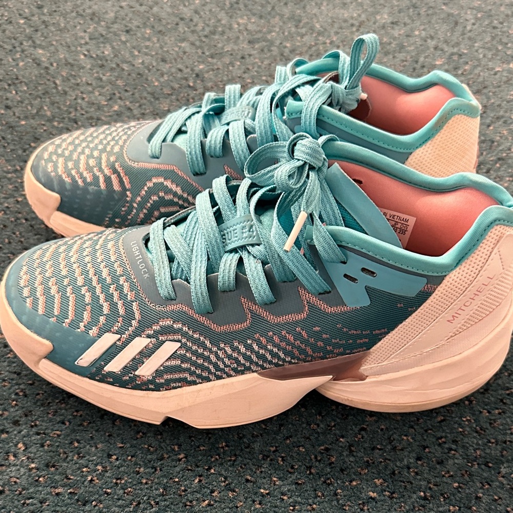 Adidas The D O N. Issue 4 Semi Mint Rush Womens 6 great condition. Great shoes!